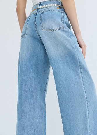 Прямые джинсы с высокой посадкой и ремнем с жемчугом