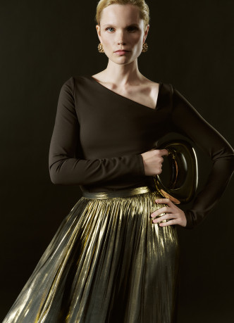 Лонгслив с асимметричным вырезом