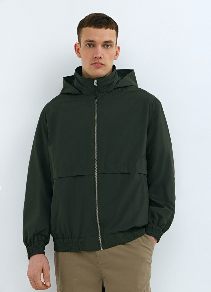 Ветровка с потайным капюшоном