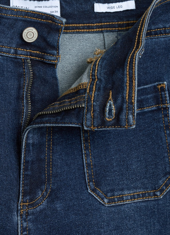 Широкие эластичные джинсы