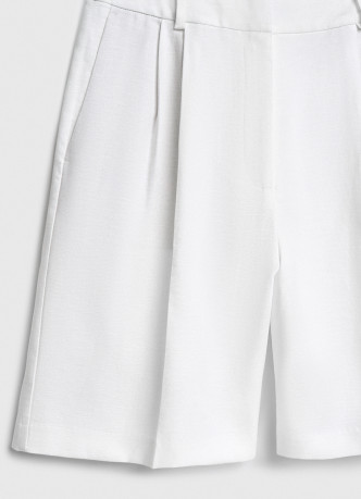 Шорты-бермуды со складками