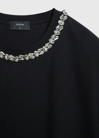 Футболка с декором у выреза