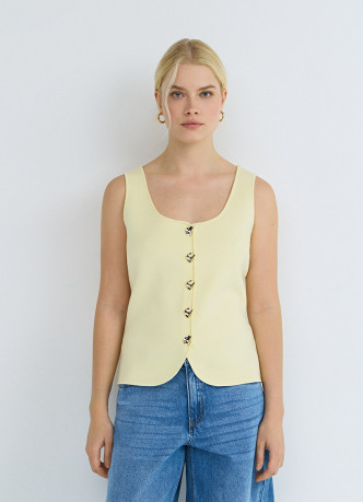 Жилет с акцентными пуговицами