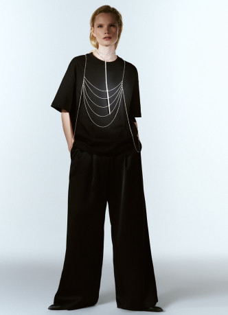 Футболка с декором из навесных цепочек