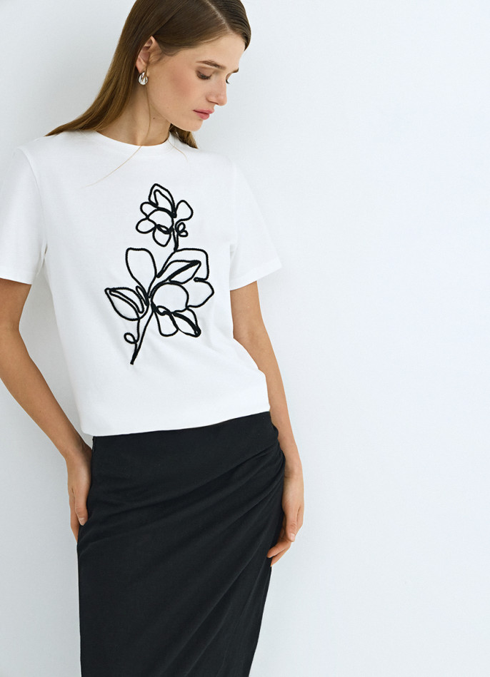 Футболка с цветочным декором