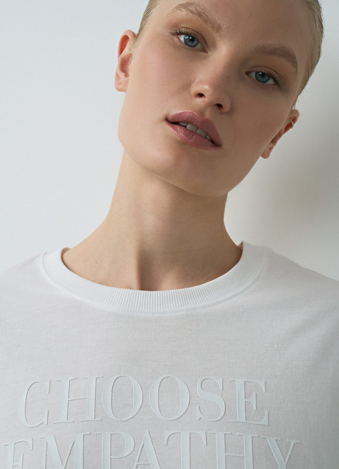 Укороченная футболка с принтом