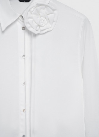 Блузка с декоративным цветком