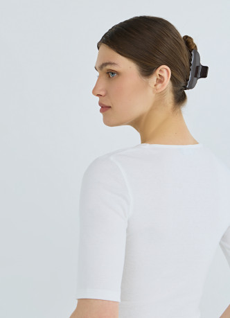 Футболка в рубчик с V-образной горловиной