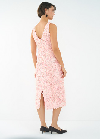 Облегающее платье с объёмными цветами