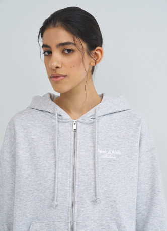 Толстовка на молнии с вышивкой