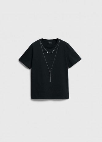 Футболка с ожерельем