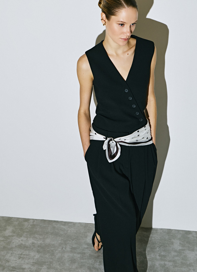 Жилет с ассиметричной застёжкой на пуговицы