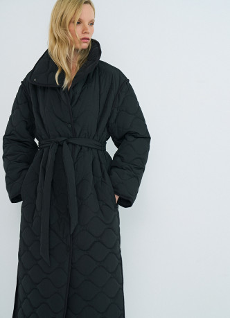 Длинное стёганое пальто с поясом