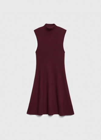 Вязаное платье с воротником-стойкой