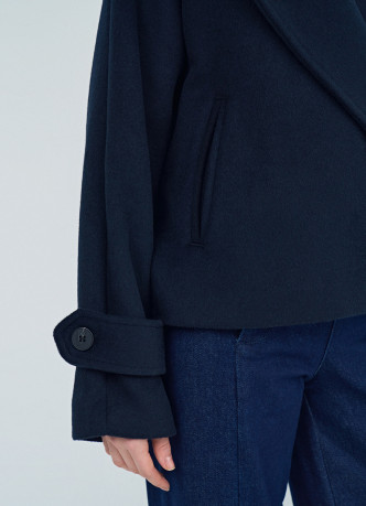 Короткое пальто на поясе