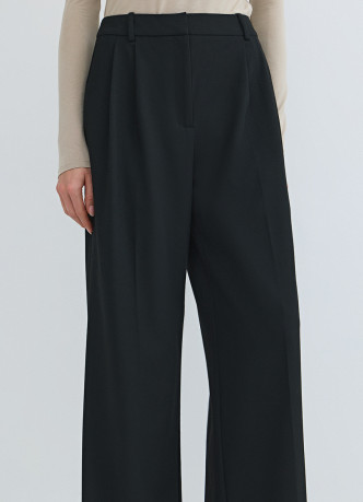 Широкие брюки со складками