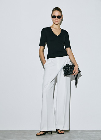 Футболка в рубчик с V-образной горловиной