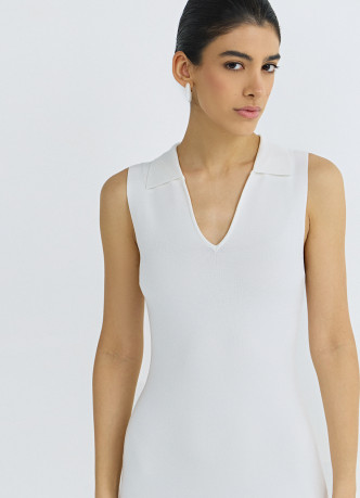 Вязаное платье с воротником-поло