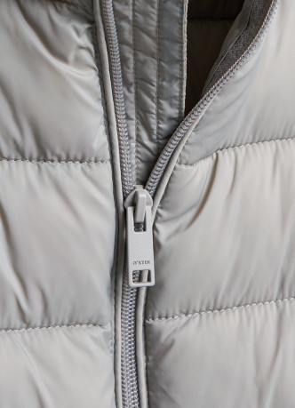 Утеплённая лёгкая куртка с воротником-стойкой