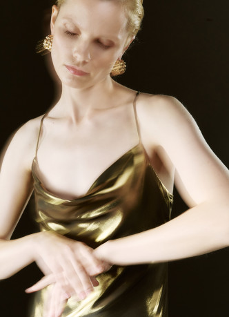 Платье из ткани с эффектом жидкого золота