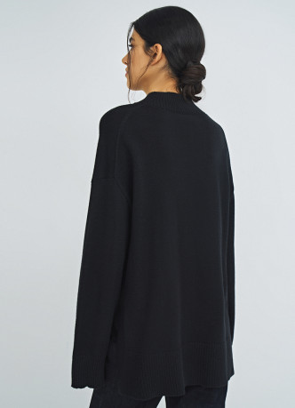 Объёмный джемпер с воротником-стойкой