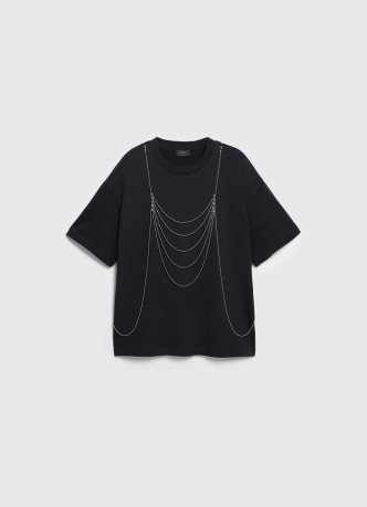 Футболка с декором из навесных цепочек