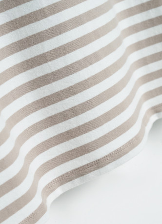 Футболка в полоску со спущенным плечом