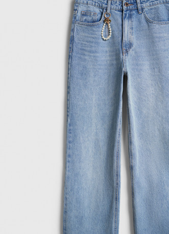 Прямые джинсы с брелоком