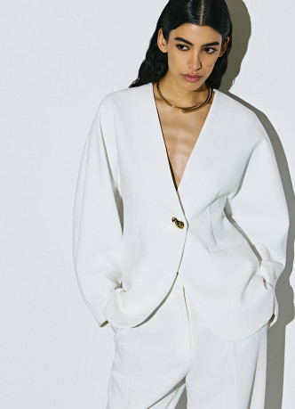 Однобортный жакет с цельнокроенным рукавом