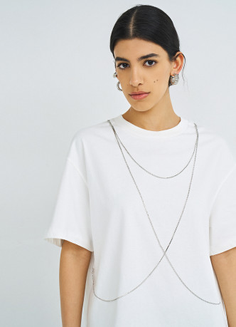 Футболка с декором из навесных цепочек