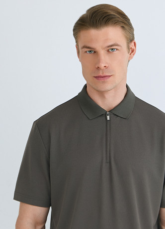 Поло из техноткани с воротником на молнии