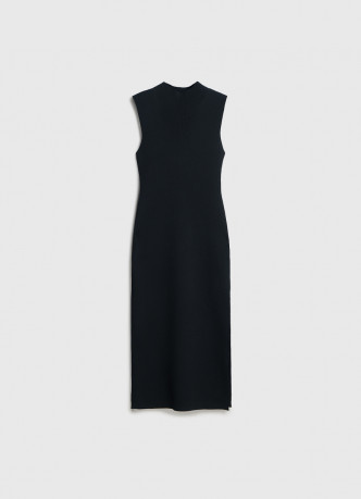 Вязаное платье в рубчик с горловиной-стойкой