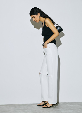 Прямые джинсы с разрезами на коленях