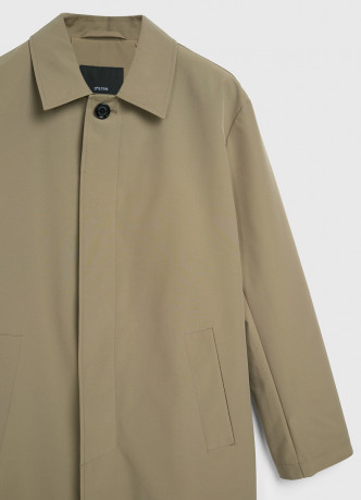 Плащ на пуговицах