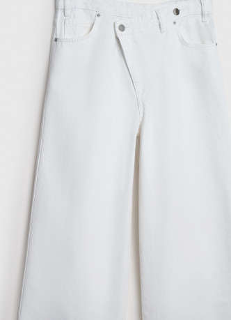 Широкие джинсы с асимметричной застёжкой