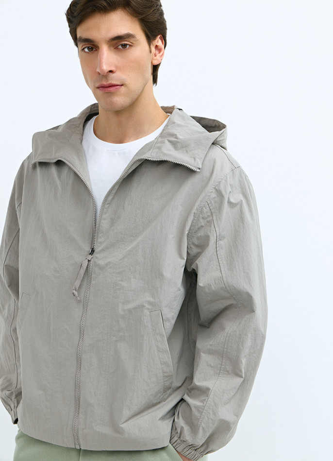 Ветровка с капюшоном