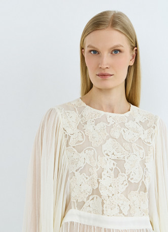 Блузка с обьемным рукавом и вышивкой