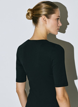 Футболка в рубчик с V-образной горловиной