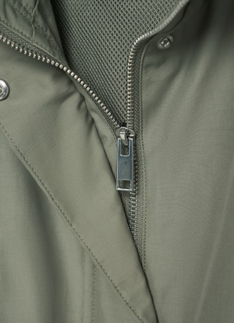 Лёгкая куртка с воротником-стойкой