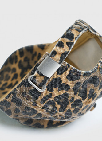 Джинсовая бейсболка с анималистичным принтом