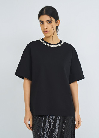 Футболка с декором у выреза