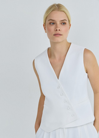Жилет с ассиметричной застёжкой на пуговицы