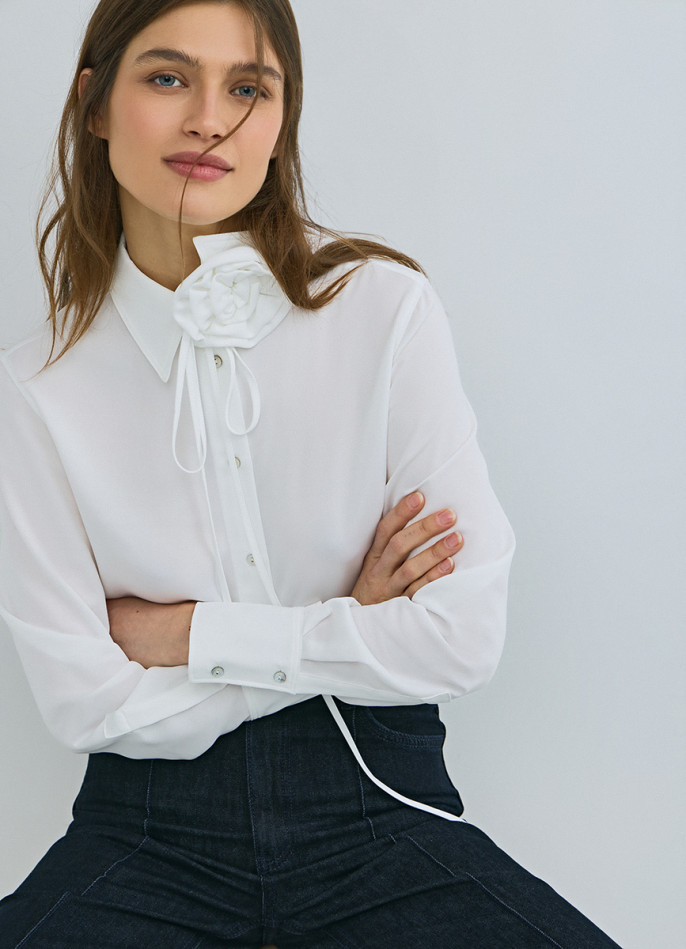 Блузка с декоративным цветком