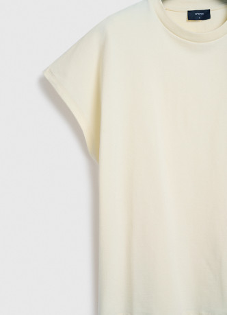 Футболка со спущенным плечом