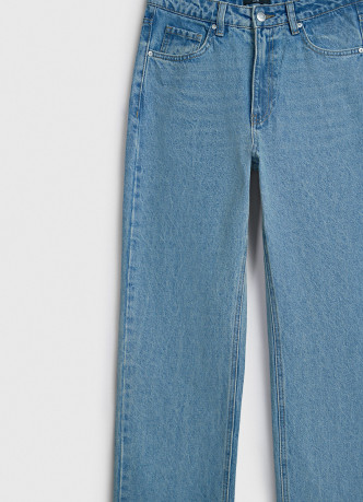 Прямые джинсы с высокой посадкой