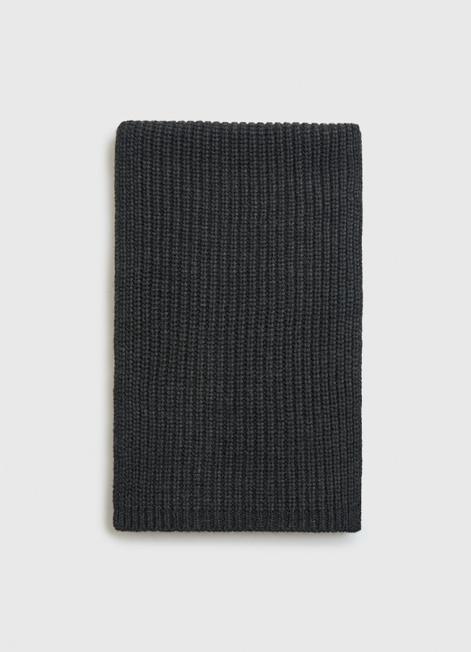 Шарф из пряжи с шерстью