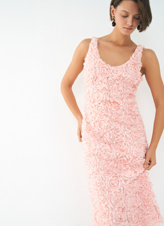 Облегающее платье с объёмными цветами