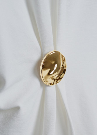 Футболка с брошью