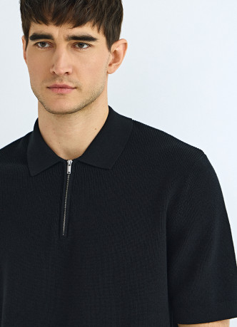 Поло из текстурной ткани с молнией