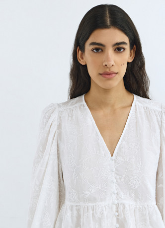 Блузка с воланами и вышивкой